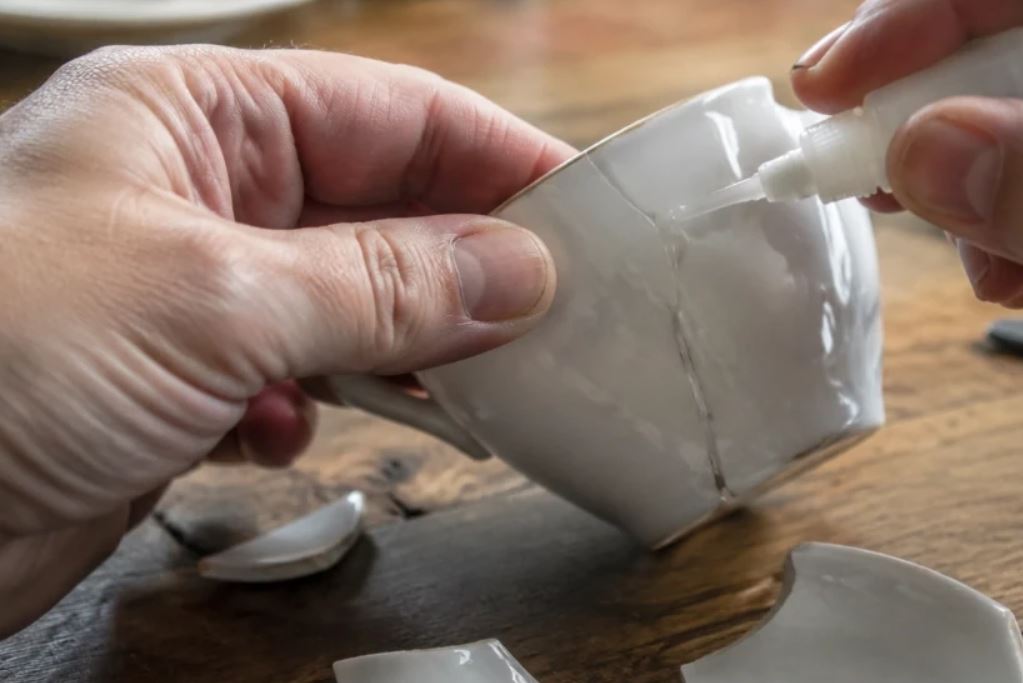 تعمیر ظروف چینی شکسته انتخاب چسب درست و روش استفاده