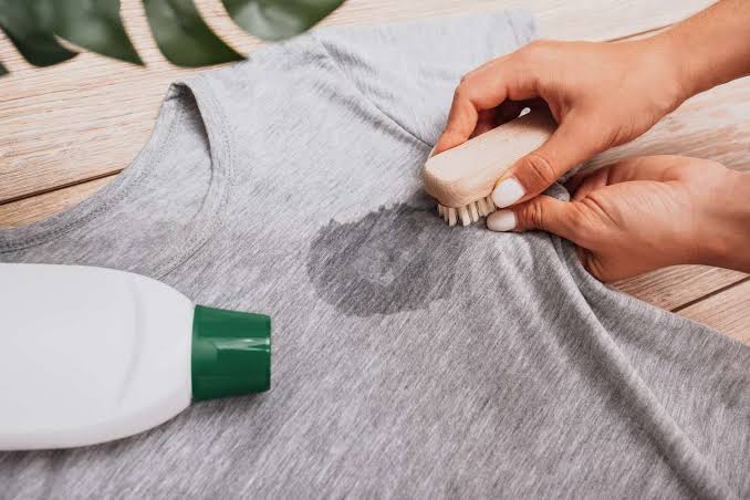 چطور رد چسب را از روی لباس، شیشه و موکت پاک کنیم؟